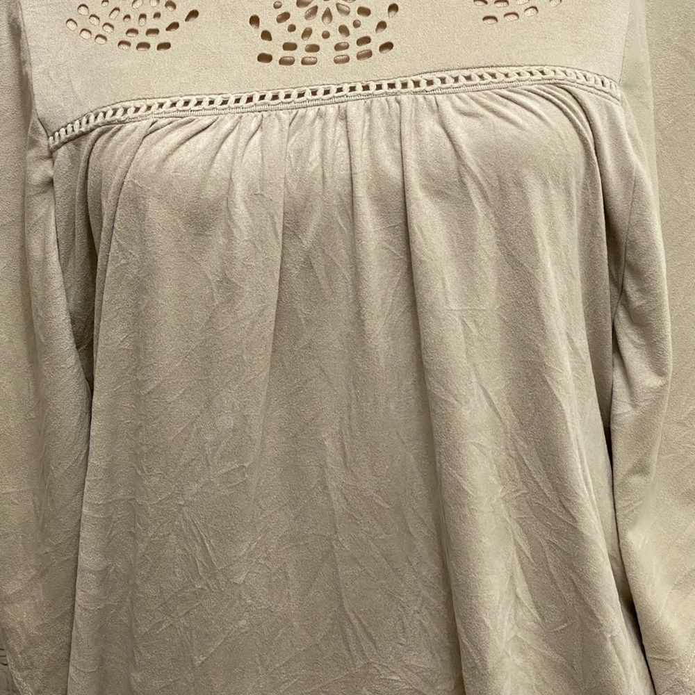 Maurice’s butterfly sleeve top w/cut out design